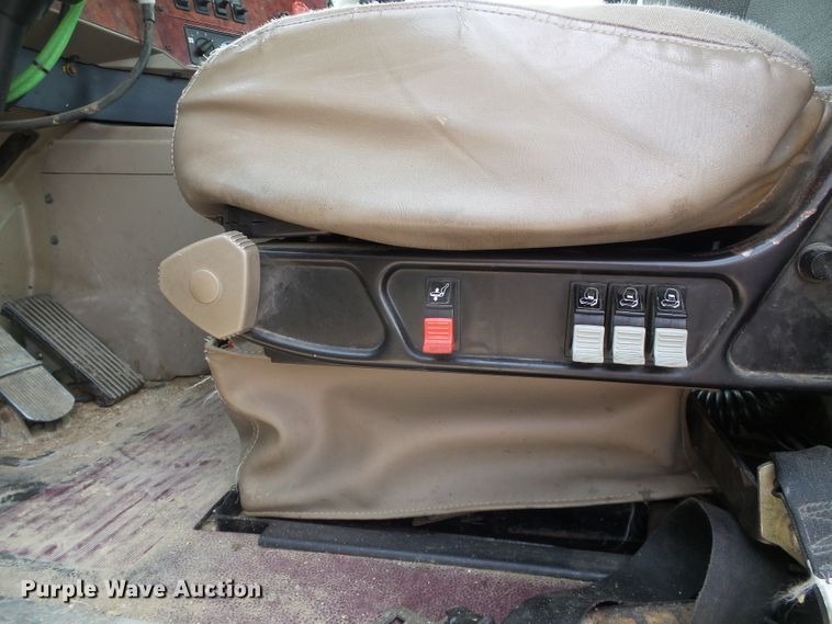 image for item DC5137 2004 International 9400 semi truck