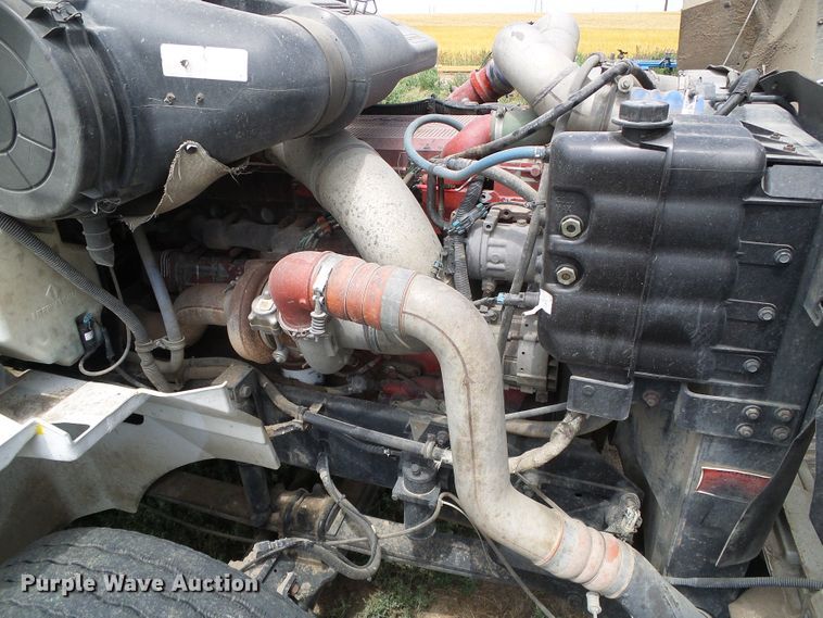 image for item DC5137 2004 International 9400 semi truck