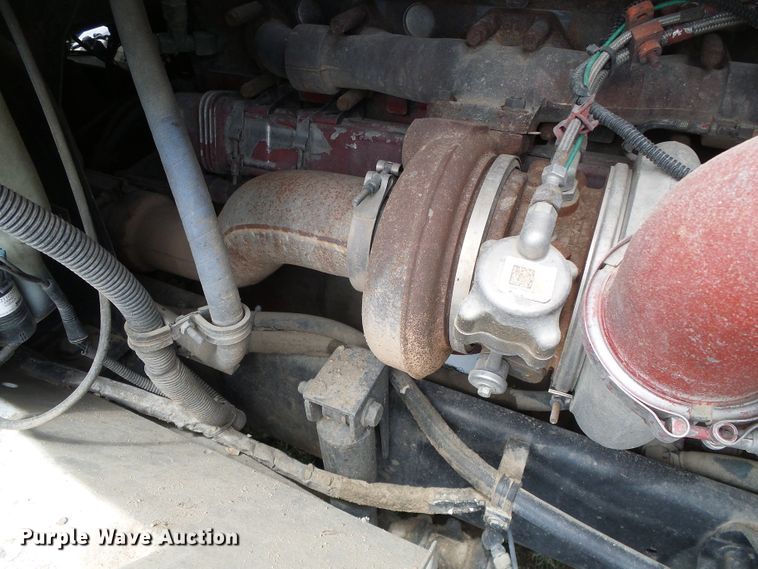 image for item DC5137 2004 International 9400 semi truck