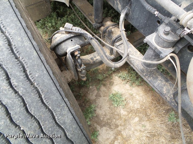 image for item DC5137 2004 International 9400 semi truck