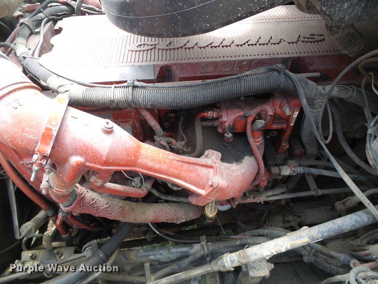 image for item DC5137 2004 International 9400 semi truck