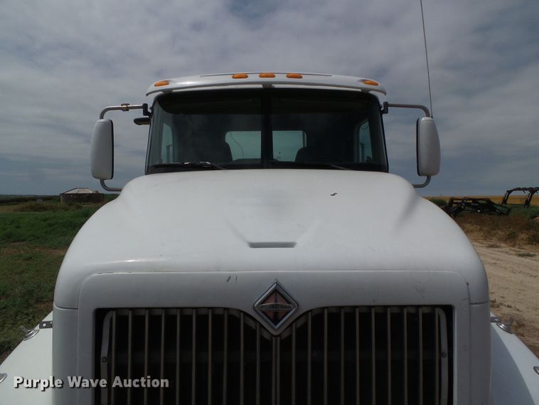 image for item DC5137 2004 International 9400 semi truck