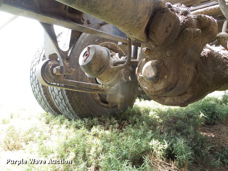 image for item DC5137 2004 International 9400 semi truck