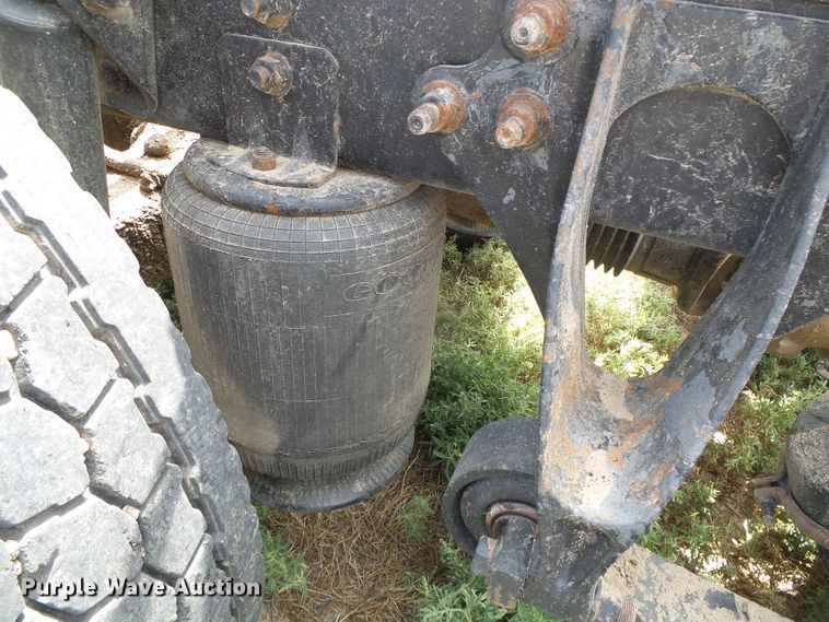 image for item DC5137 2004 International 9400 semi truck