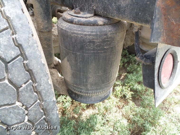 image for item DC5137 2004 International 9400 semi truck