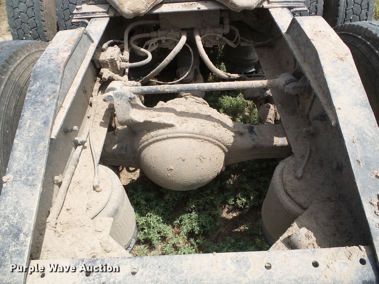 image for item DC5137 2004 International 9400 semi truck