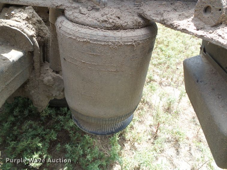 image for item DC5137 2004 International 9400 semi truck