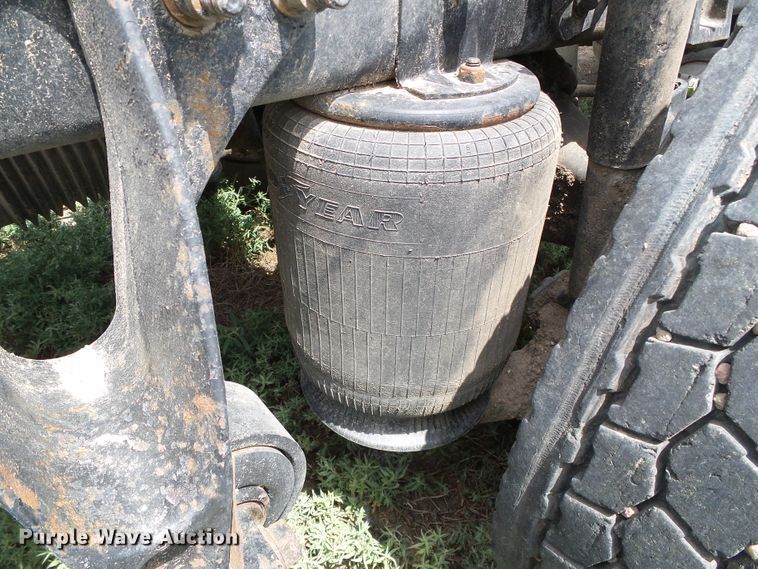 image for item DC5137 2004 International 9400 semi truck