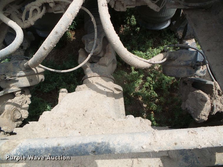 image for item DC5137 2004 International 9400 semi truck