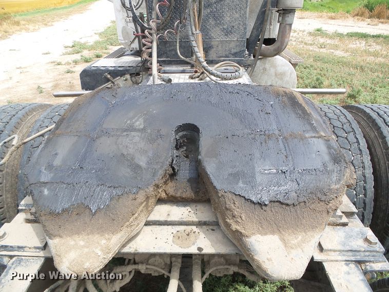 image for item DC5137 2004 International 9400 semi truck