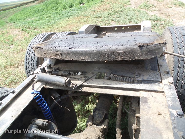 image for item DC5137 2004 International 9400 semi truck