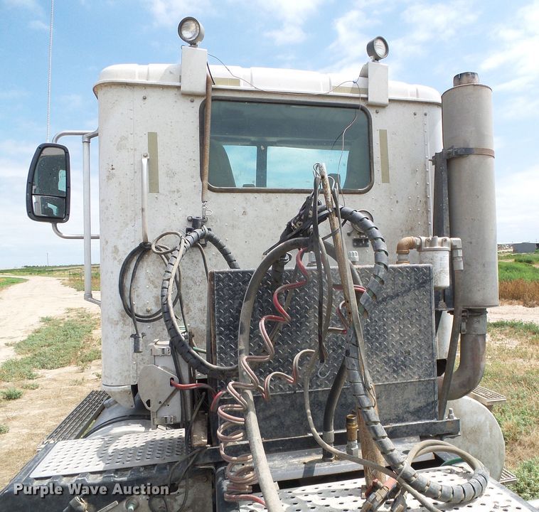 image for item DC5137 2004 International 9400 semi truck