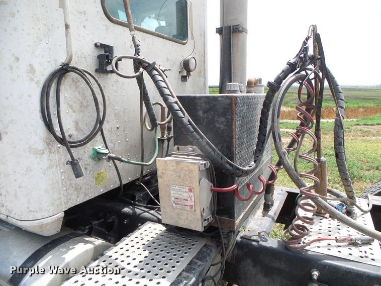 image for item DC5137 2004 International 9400 semi truck