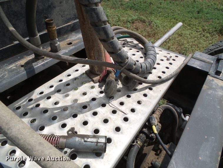 image for item DC5137 2004 International 9400 semi truck