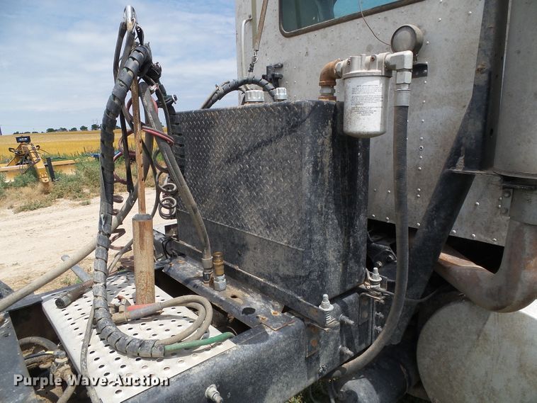 image for item DC5137 2004 International 9400 semi truck