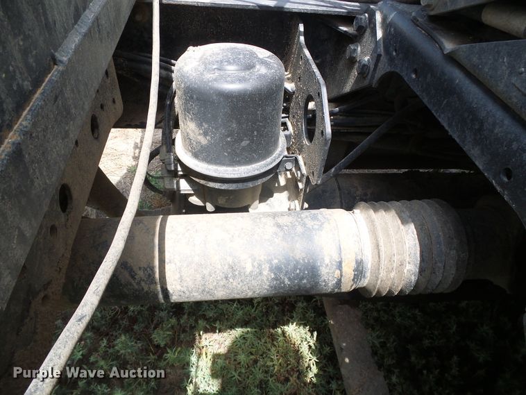 image for item DC5137 2004 International 9400 semi truck