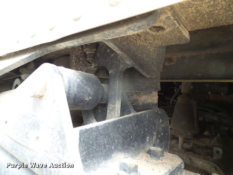 image for item DC5137 2004 International 9400 semi truck