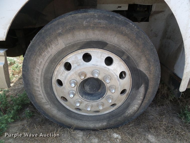 image for item DC5137 2004 International 9400 semi truck