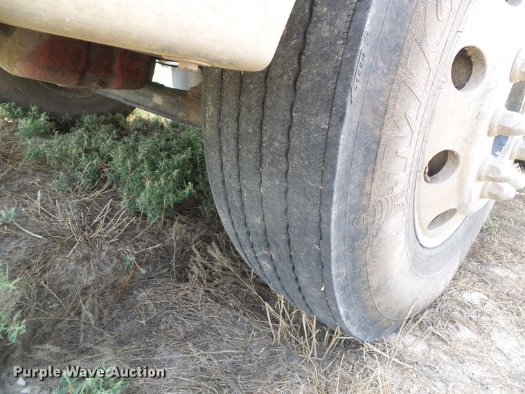 image for item DC5137 2004 International 9400 semi truck