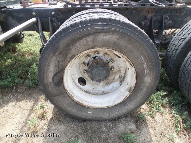 image for item DC5137 2004 International 9400 semi truck