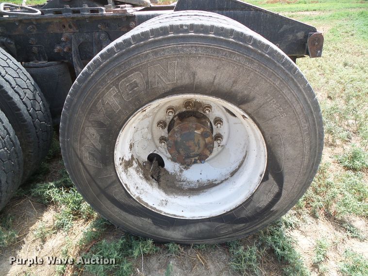 image for item DC5137 2004 International 9400 semi truck