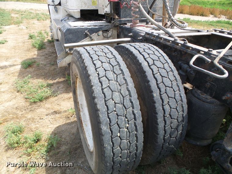 image for item DC5137 2004 International 9400 semi truck