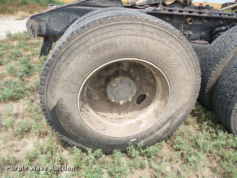 image for item DC5137 2004 International 9400 semi truck