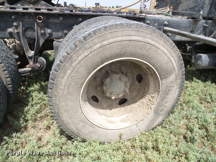 image for item DC5137 2004 International 9400 semi truck