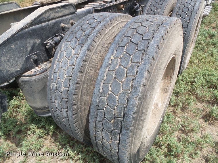 image for item DC5137 2004 International 9400 semi truck