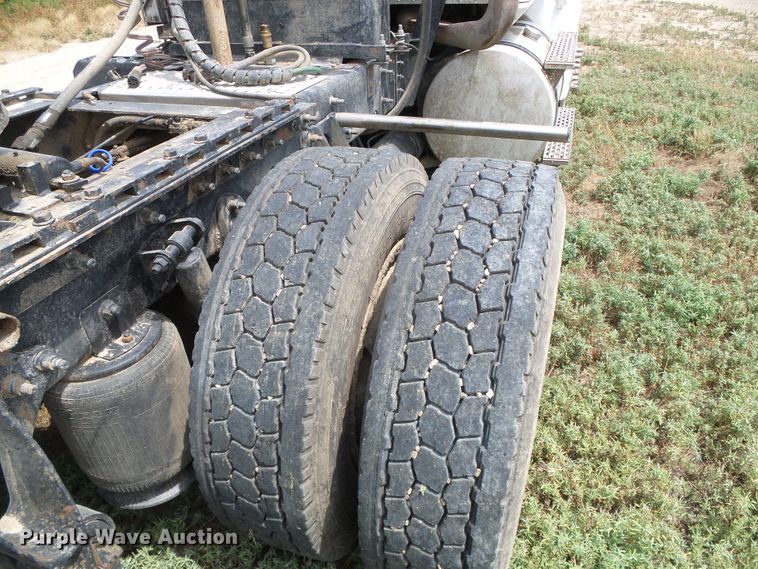 image for item DC5137 2004 International 9400 semi truck