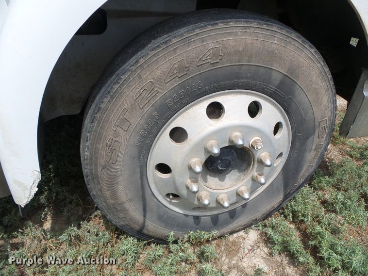 image for item DC5137 2004 International 9400 semi truck