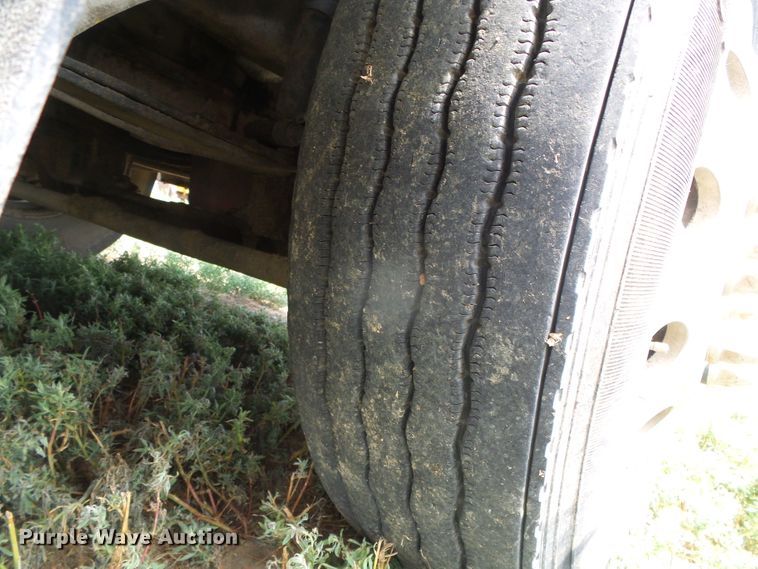 image for item DC5137 2004 International 9400 semi truck