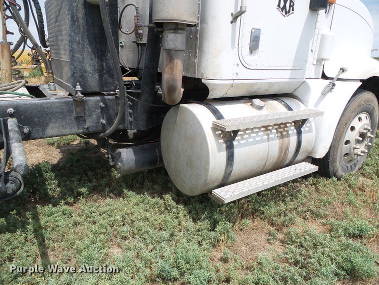 image for item DC5137 2004 International 9400 semi truck