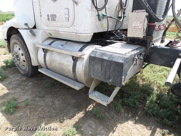 image for item DC5137 2004 International 9400 semi truck