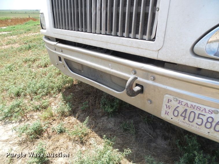 image for item DC5137 2004 International 9400 semi truck