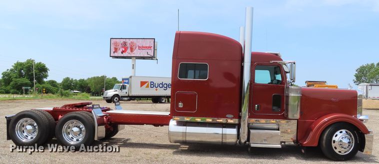 image for item DD6230 2001 Peterbilt 379 semi truck