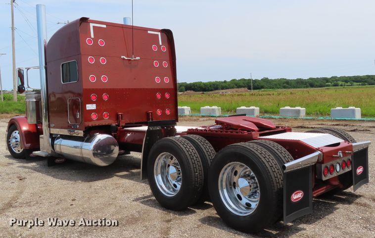 image for item DD6230 2001 Peterbilt 379 semi truck