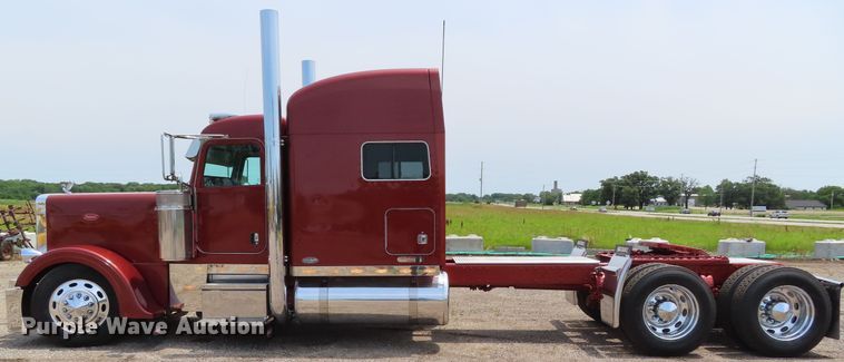 image for item DD6230 2001 Peterbilt 379 semi truck