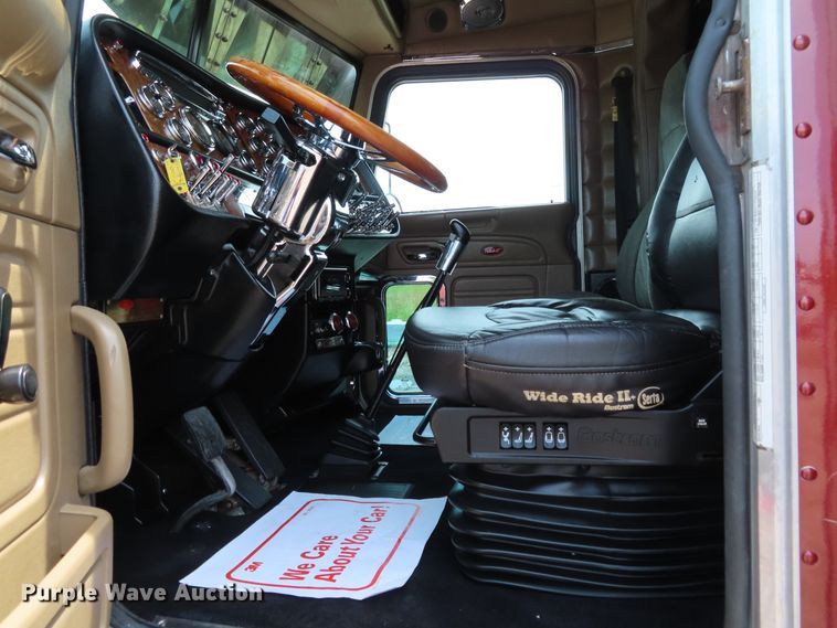 image for item DD6230 2001 Peterbilt 379 semi truck