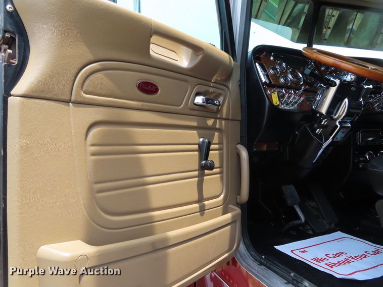 image for item DD6230 2001 Peterbilt 379 semi truck