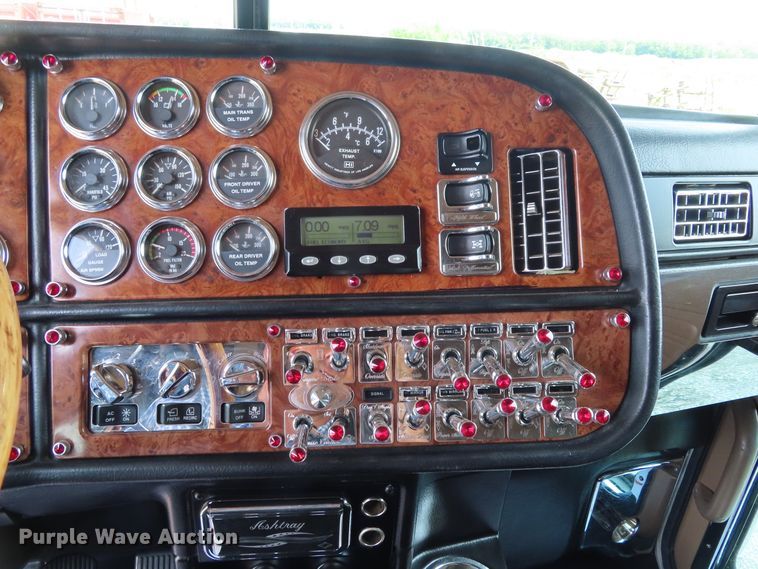 image for item DD6230 2001 Peterbilt 379 semi truck