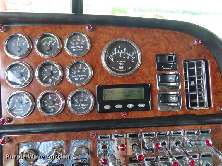 image for item DD6230 2001 Peterbilt 379 semi truck