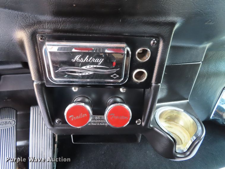 image for item DD6230 2001 Peterbilt 379 semi truck