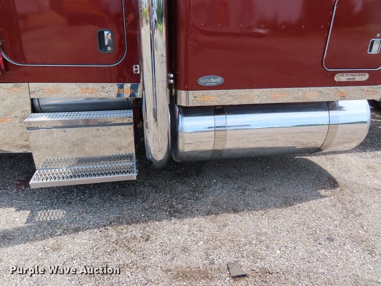 image for item DD6230 2001 Peterbilt 379 semi truck