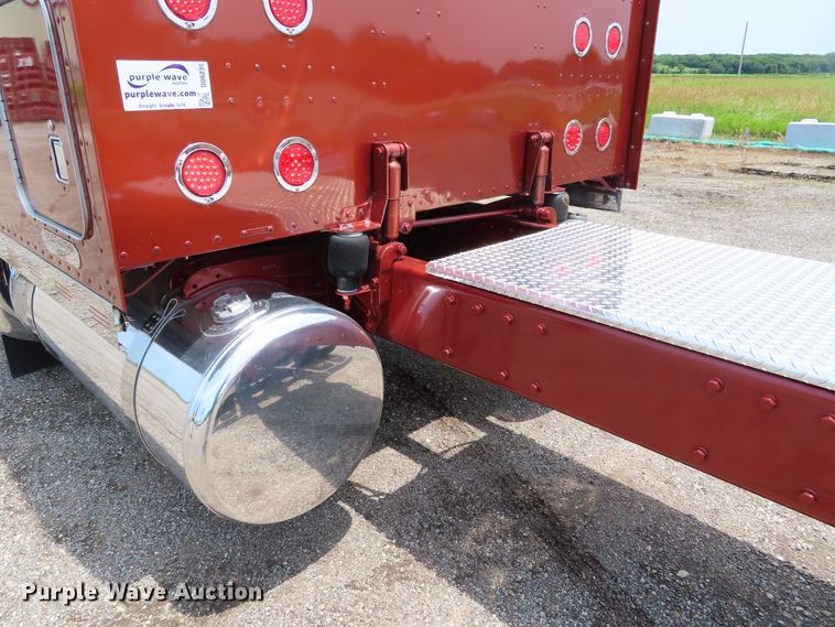 image for item DD6230 2001 Peterbilt 379 semi truck