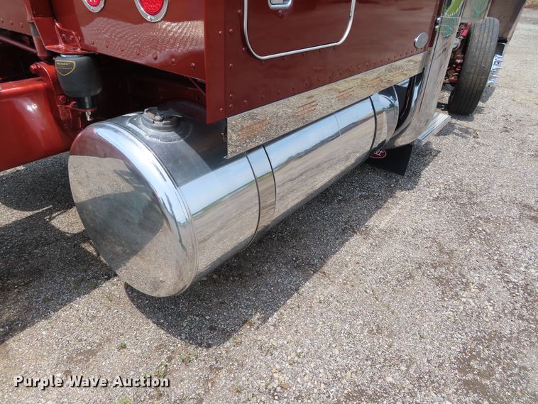 image for item DD6230 2001 Peterbilt 379 semi truck