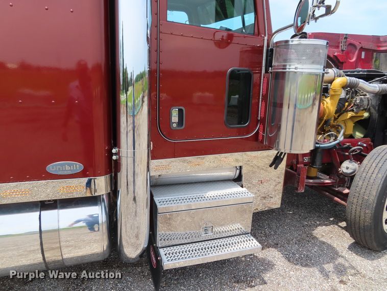 image for item DD6230 2001 Peterbilt 379 semi truck
