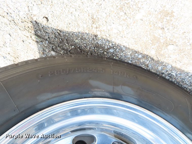 image for item DD6230 2001 Peterbilt 379 semi truck