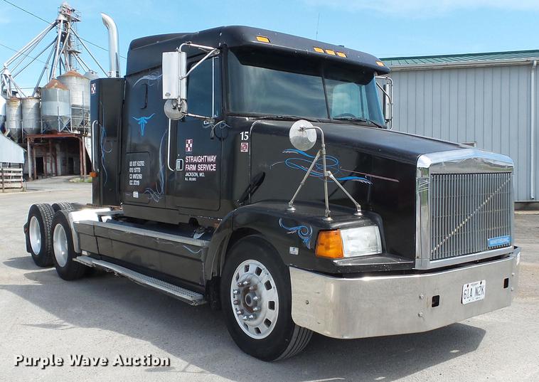 image for item DE7819 1995 White GMC WIA semi truck