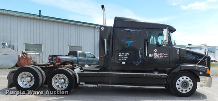 image for item DE7819 1995 White GMC WIA semi truck